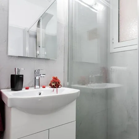 Syntagma Private Sweet Safe Double With Shared Bathroom Δωμάτια σε οικογενειακή κατοικία